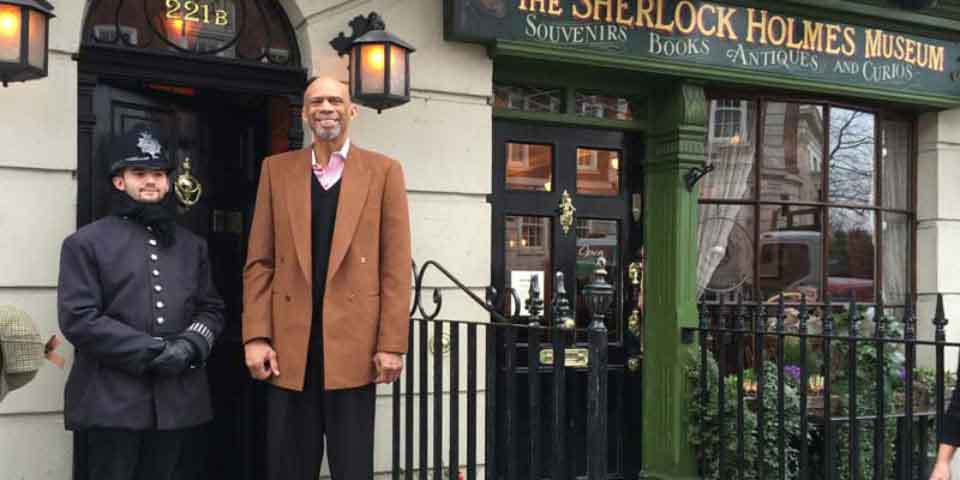 Kareem Abdul Jabbar Mycroft Holmes'u Kaleme Aldı